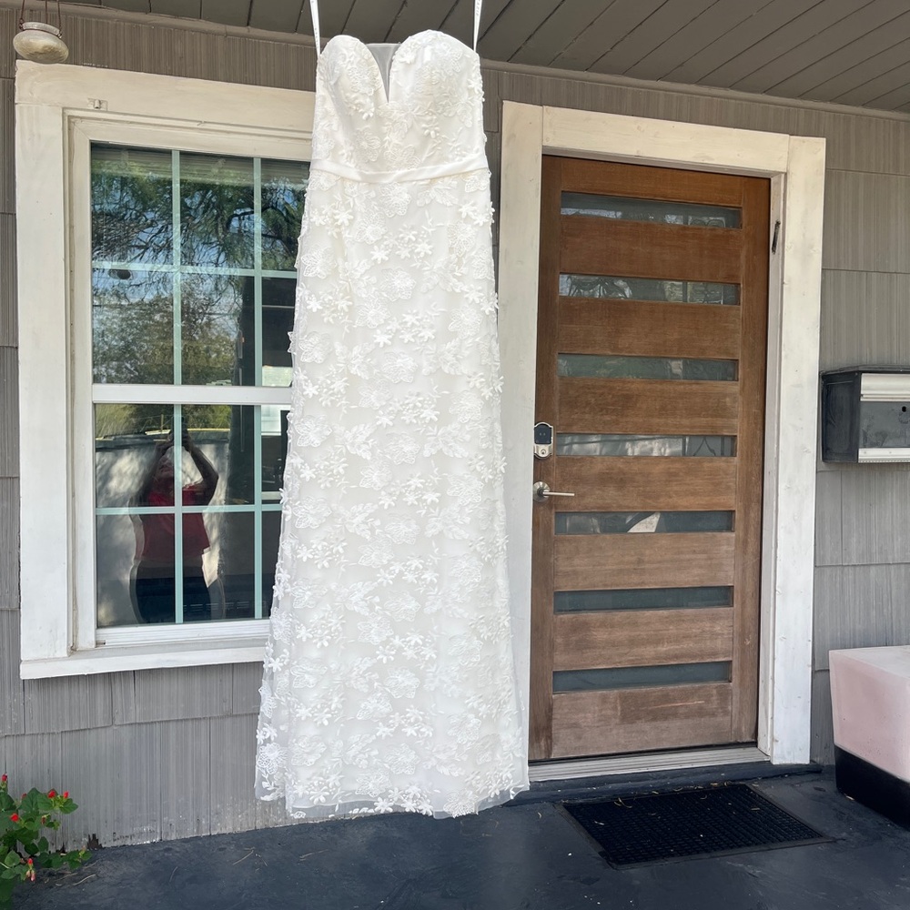 Chic Strapless White Bridal Dress with Lace-Up Back